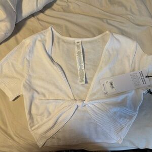 NWT. Alo ribbed knotty short sleeve crop top